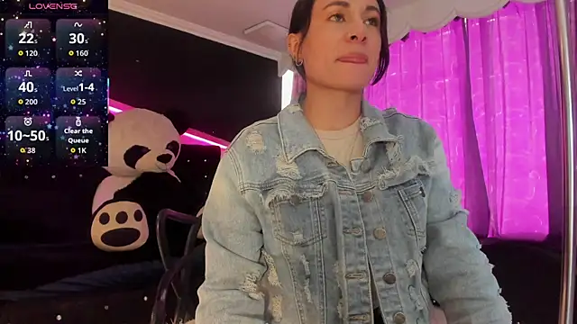 Coral Gibson online show from November 2025 01:43:01 PM