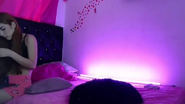 littleayshel online show from November 2025 01:00:02 PM