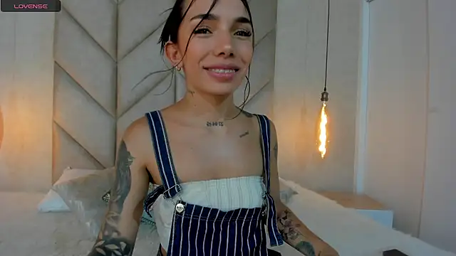 Mollymoon1 online show from January 2025 09:32:01 PM