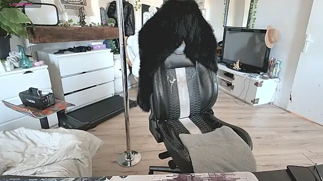 Snapshot of CeriseLapine chatting on October 2025 10:02:02 AM CeriseLapine online show from October 2025 10:02:02 AM