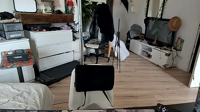 Snapshot of CeriseLapine chatting on November 2025 01:44:01 PM CeriseLapine online show from November 2025 01:44:01 PM