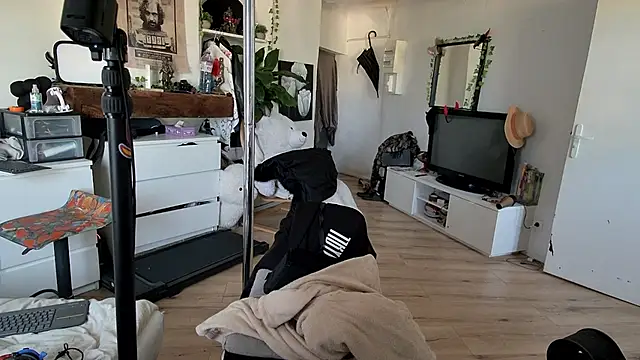 Snapshot of CeriseLapine chatting on November 2025 02:50:02 PM CeriseLapine online show from November 2025 02:50:02 PM