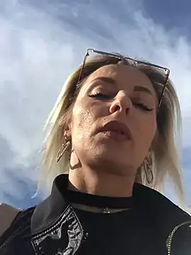 Snapshot of Diamond_Bunny_ chatting on March 2025 01:03:01 PM Diamond Bunny online show from March 2025 01:03:01 PM