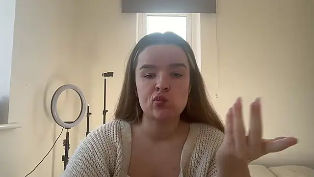 maisiesmithx online show from March 2026 12:30:01 PM