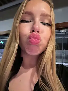 Snapshot of mur_girl chatting on December 2024 01:54:02 PM mur girl online show from December 2024 01:54:02 PM