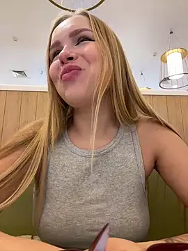 Snapshot of mur_girl chatting on December 2024 09:02:02 AM mur girl online show from December 2024 09:02:02 AM