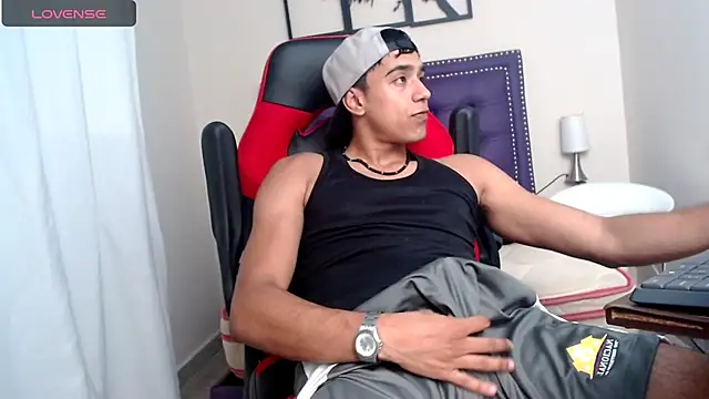 karlgiles  online show from December 2024 05:55:01 PM