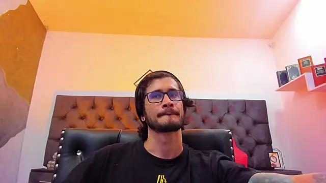 Loggan donnelly online show from December 2024 12:04:01 AM