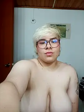 Snapshot of amalia_love chatting on October 2025 06:43:01 AM amalia love online show from October 2025 06:43:01 AM