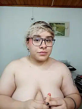 Snapshot of amalia_love chatting on November 2025 06:01:01 AM amalia love online show from November 2025 06:01:01 AM