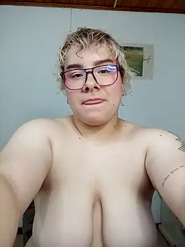 Snapshot of amalia_love chatting on November 2025 04:20:01 PM amalia love online show from November 2025 04:20:01 PM