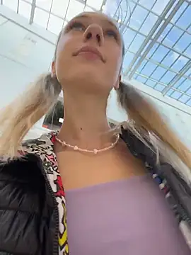 Lia  Love online show from September 2025 01:13:01 PM