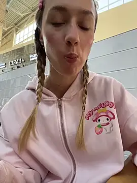 Lia  Love online show from November 2025 12:04:01 PM