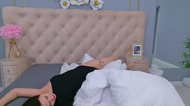 Snapshot of milaleoneli chatting on February 2025 06:40:02 PM milaleoneli online show from February 2025 06:40:02 PM