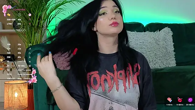 AveryWillow online show from September 2025 01:02:02 PM