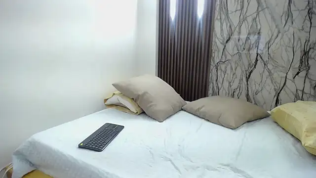 MartinaGuzmann online show from February 2025 06:44:01 PM