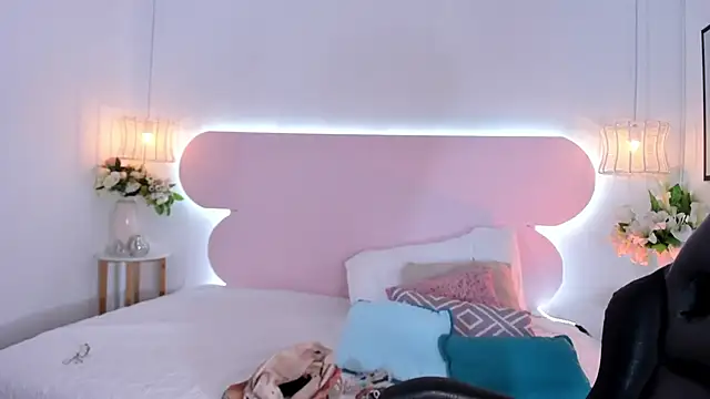 naomiii   online show from October 2025 11:49:02 AM