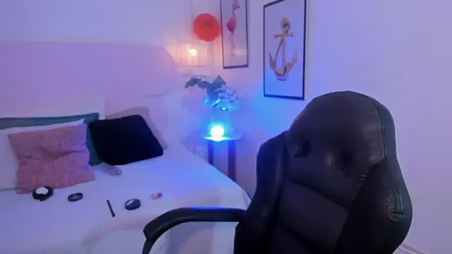 naomiii   online show from October 2025 12:06:01 PM