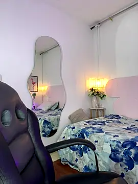 naomiii   online show from October 2025 11:44:02 AM