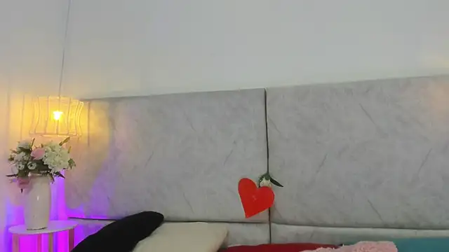 naomiii   online show from February 2026 11:39:01 AM