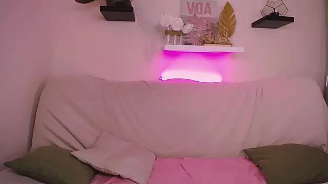 Snapshot of EmmaKeam chatting on January 2025 07:43:01 AM EmmaKeam online show from January 2025 07:43:01 AM