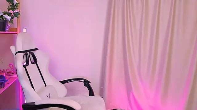 Snapshot of EmmaKeam chatting on October 2025 10:01:01 AM EmmaKeam online show from October 2025 10:01:01 AM