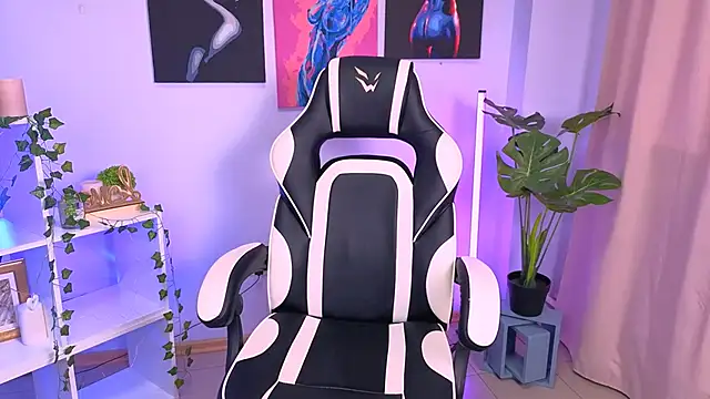 Snapshot of EmmaKeam chatting on October 2025 05:49:02 AM EmmaKeam online show from October 2025 05:49:02 AM