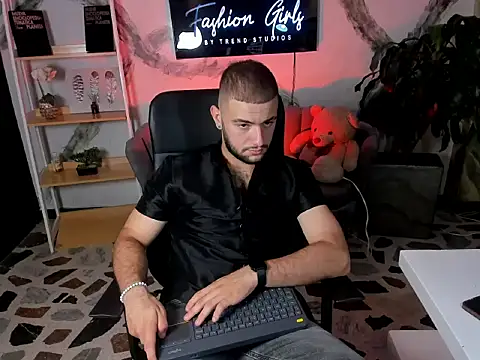 MaximusDick1  online show from December 2025 04:30:02 AM