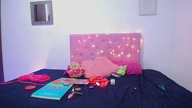 issa kitty online show from February 2025 11:41:02 PM