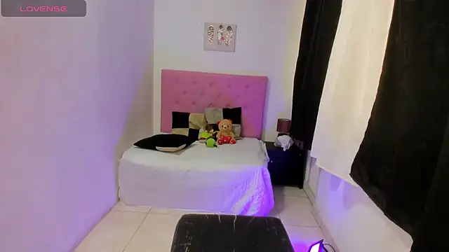 issa kitty online show from October 2025 08:18:01 PM