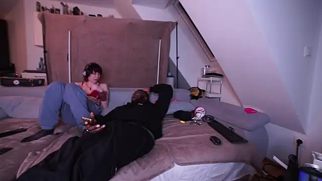 MacTroy online show from December 2024 04:35:02 PM