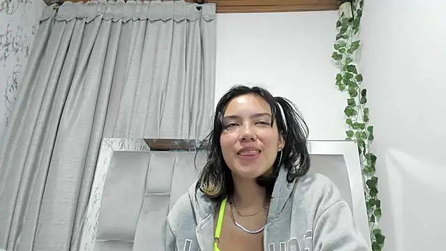 Snapshot of salome_Queenx chatting on January 2025 03:50:01 PM salome Queenx online show from January 2025 03:50:01 PM