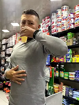 JuanZapata33 online show from October 2025 09:56:01 PM