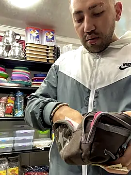 JuanZapata33 online show from November 2025 09:54:01 PM