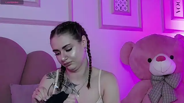 Abby  White online show from September 2025 04:01:02 PM