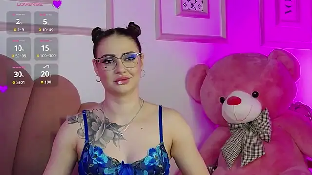 Abby  White online show from November 2025 05:18:01 PM