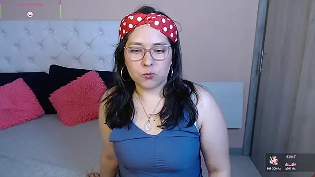 May Carlier online show from December 2025 12:39:02 AM