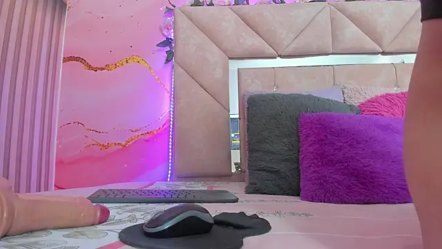 Taylor  cooper online show from November 2025 06:53:02 PM