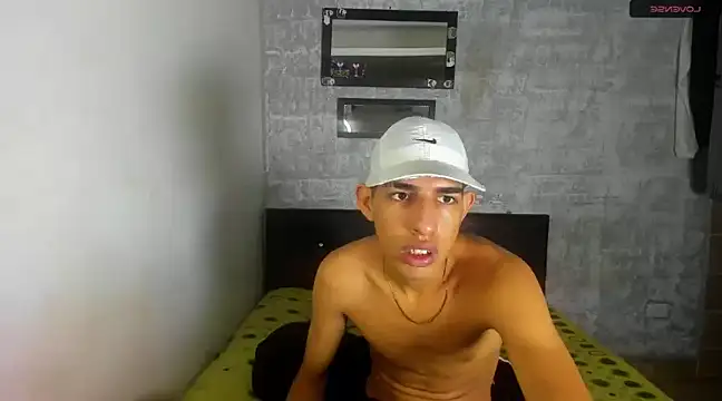 Snapshot of agustin_thelondon chatting on December 2024 05:29:02 PM agustin thelondon online show from December 2024 05:29:02 PM