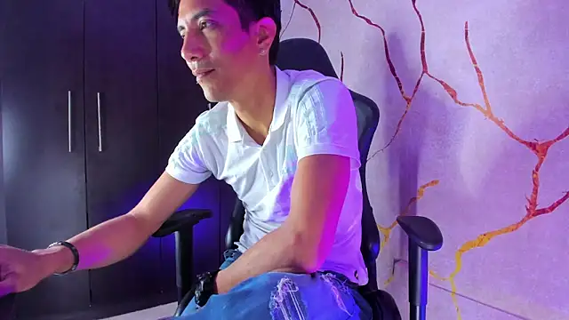 Snapshot of EdwardVlad chatting on December 2024 10:13:01 PM EdwardVlad online show from December 2024 10:13:01 PM