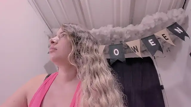 Snapshot of Lauu_G chatting on October 2025 09:19:01 AM Lauu G online show from October 2025 09:19:01 AM