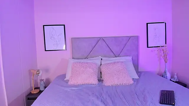 Emilyh  online show from September 2025 10:48:02 AM