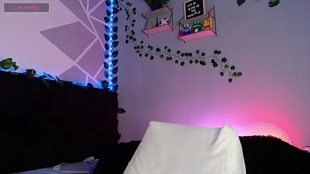 LyleBennett  online show from December 2024 10:19:02 AM