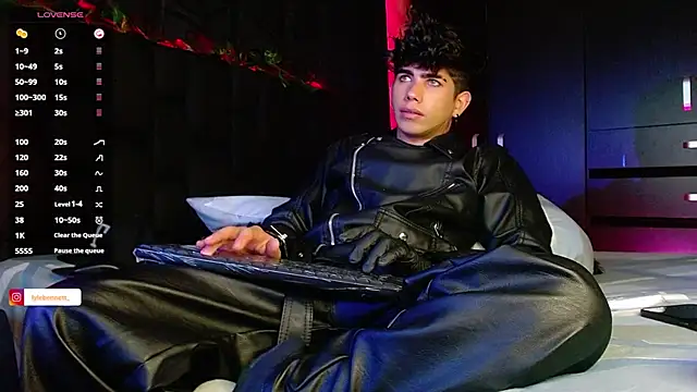 LyleBennett  online show from December 2024 01:45:02 PM