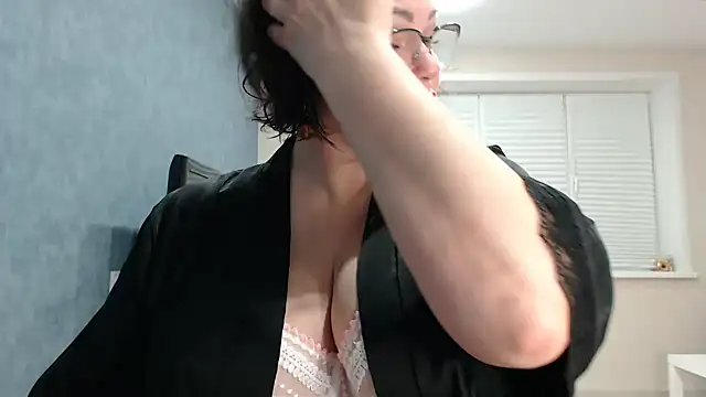 Nora Star online show from November 2025 05:04:02 PM