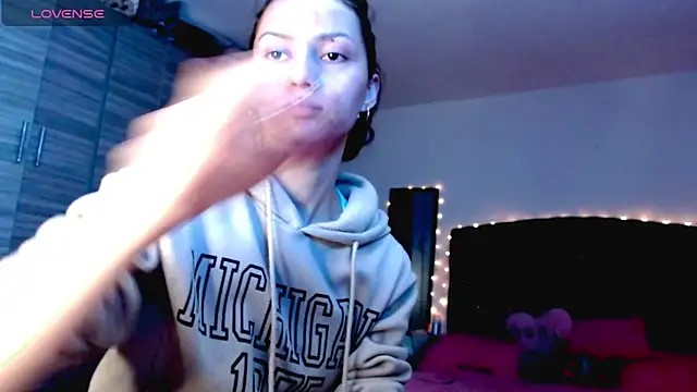 holy juli online show from December 2025 03:55:01 AM