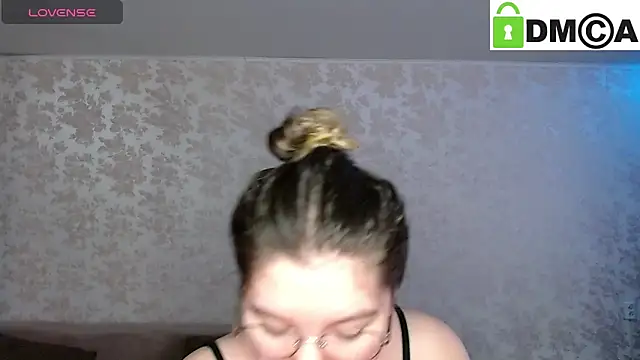 Snapshot of holy_michela chatting on January 2025 06:04:01 AM holy michela online show from January 2025 06:04:01 AM