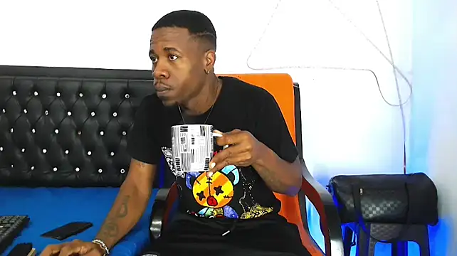 Snapshot of Damian_hart_24CM chatting on October 2025 10:35:02 AM Damian hart 24CM online show from October 2025 10:35:02 AM