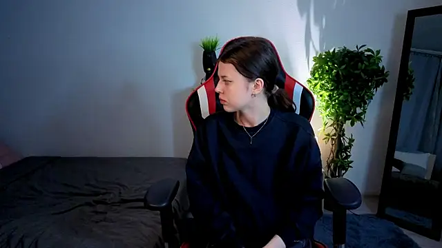 Este Glen online show from October 2025 01:03:02 AM