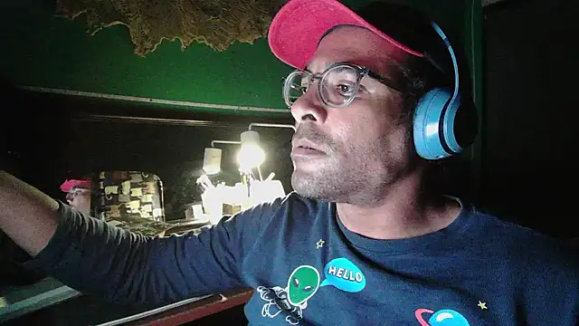 Snapshot of _______the chatting on February 2026 02:31:01 AM the online show from February 2026 02:31:01 AM